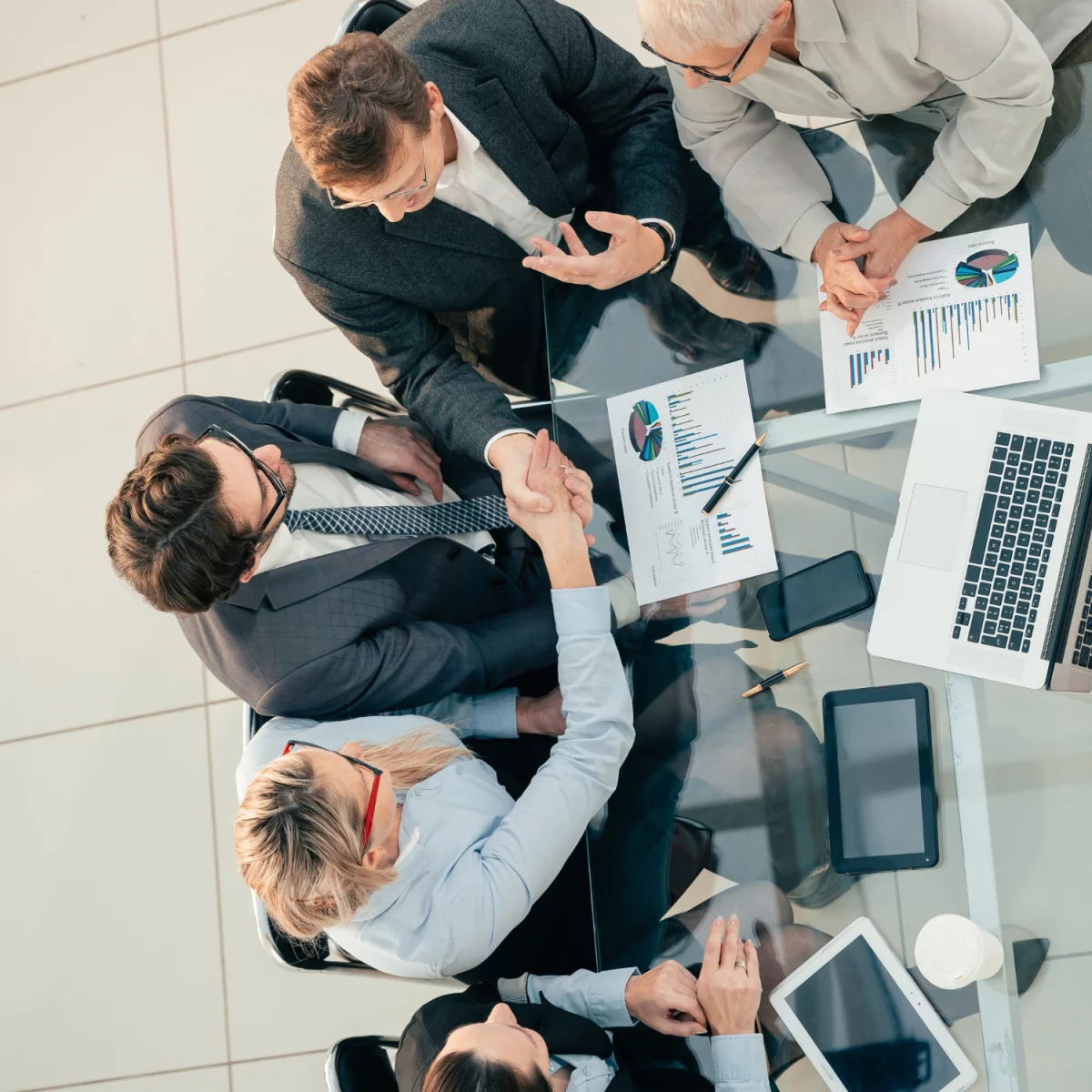 Du trenger ikke være en ekspert for å kjøpe høydejusterbare pulter. Bare følg disse 10 reglene.